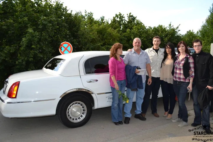 Gäste feiern mit einer STARDRIVE-Limousine (Foto 54)