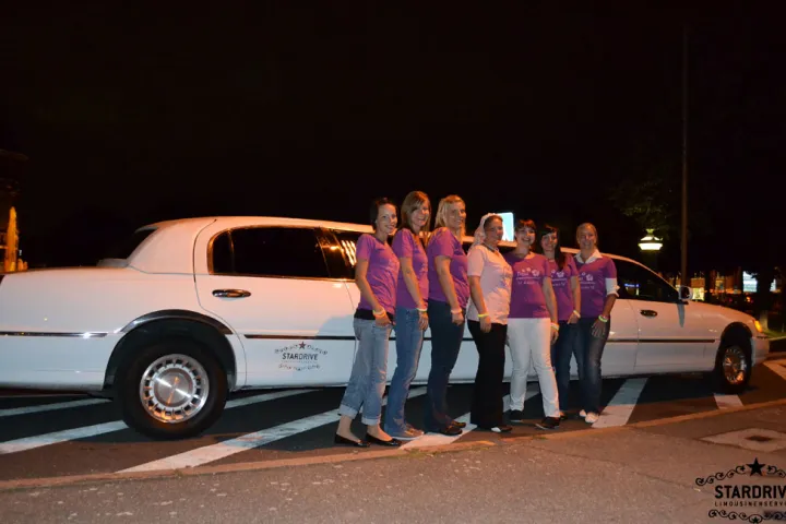 Gäste feiern mit einer STARDRIVE-Limousine (Foto 55)