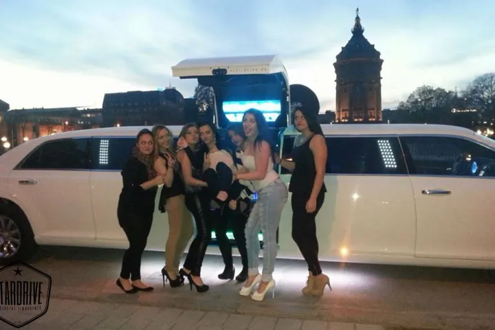 Gäste feiern mit einer STARDRIVE-Limousine (Foto 56)