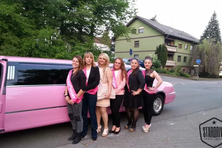 Gäste feiern mit einer STARDRIVE-Limousine (Foto 57)