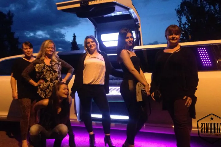 Gäste feiern mit einer STARDRIVE-Limousine (Foto 58)