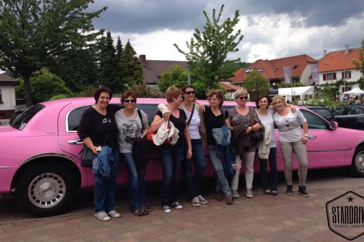 Gäste feiern mit einer STARDRIVE-Limousine (Foto 59)