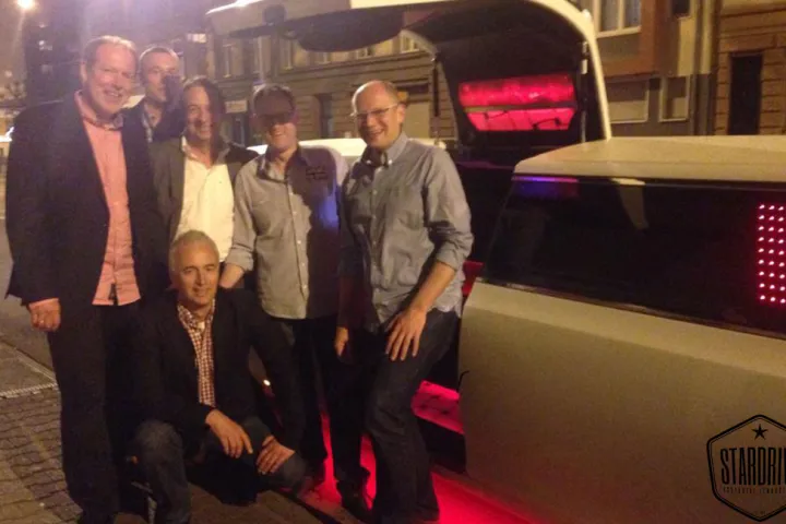 Gäste feiern mit einer STARDRIVE-Limousine (Foto 60)