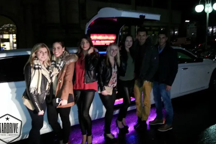 Gäste feiern mit einer STARDRIVE-Limousine (Foto 61)