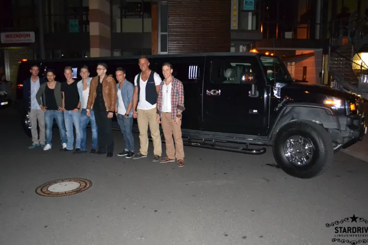 Gäste feiern mit einer STARDRIVE-Limousine (Foto 63)