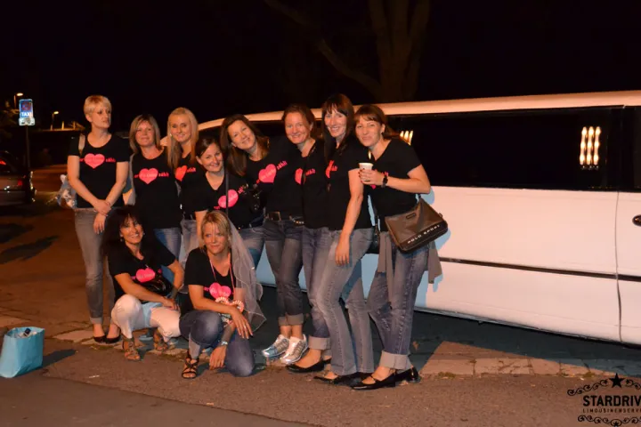 Gäste feiern mit einer STARDRIVE-Limousine (Foto 64)