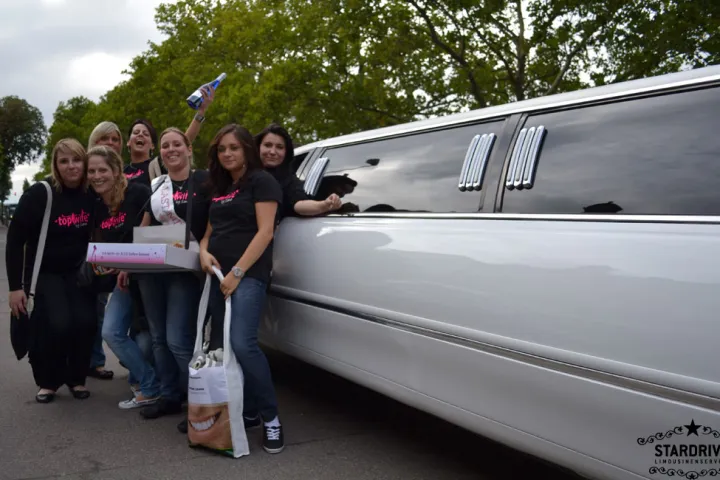 Gäste feiern mit einer STARDRIVE-Limousine (Foto 65)