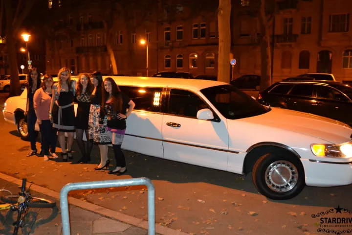 Gäste feiern mit einer STARDRIVE-Limousine (Foto 66)