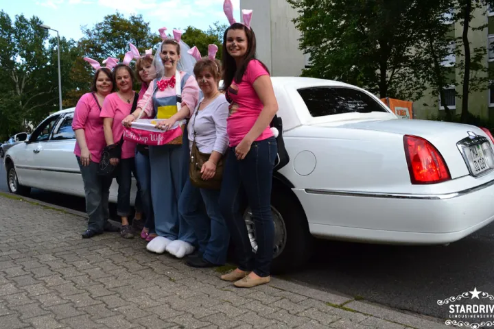 Gäste feiern mit einer STARDRIVE-Limousine (Foto 67)