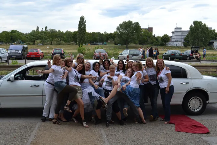 Gäste feiern mit einer STARDRIVE-Limousine (Foto 68)