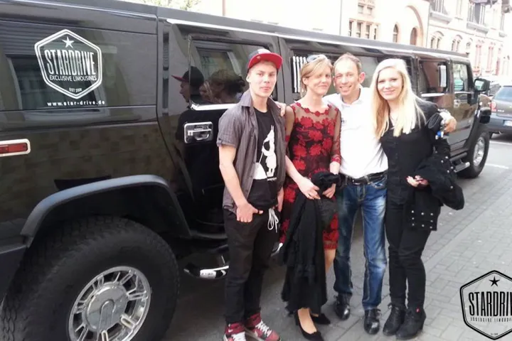 Gäste feiern mit einer STARDRIVE-Limousine (Foto 69)