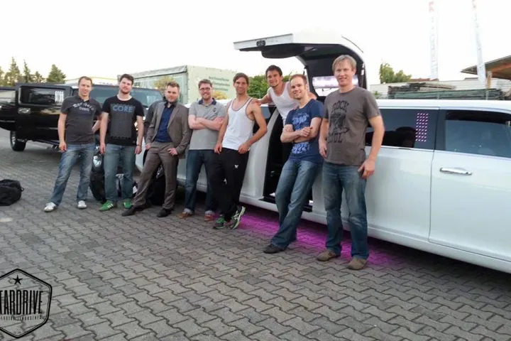 Gäste feiern mit einer STARDRIVE-Limousine (Foto 70)