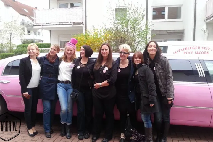 Gäste feiern mit einer STARDRIVE-Limousine (Foto 71)