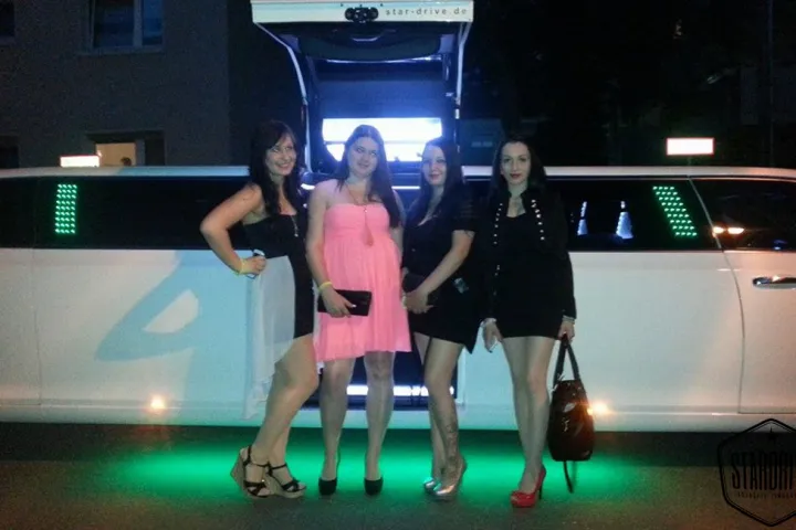 Gäste feiern mit einer STARDRIVE-Limousine (Foto 72)