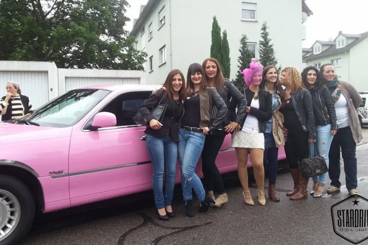 Gäste feiern mit einer STARDRIVE-Limousine (Foto 73)