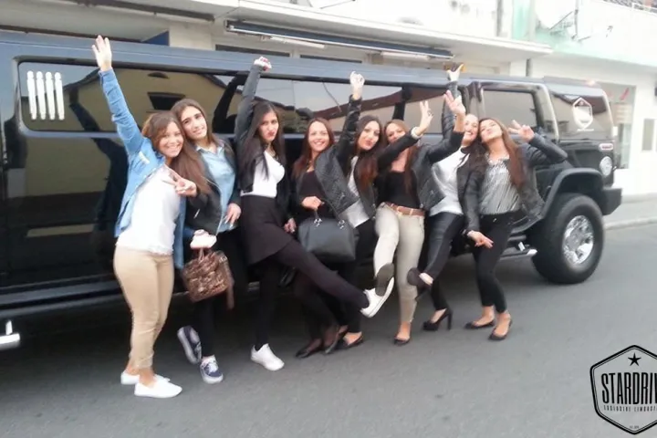 Gäste feiern mit einer STARDRIVE-Limousine (Foto 74)