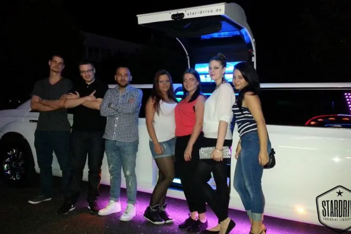 Gäste feiern mit einer STARDRIVE-Limousine (Foto 75)