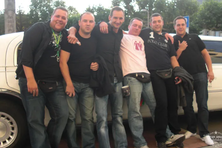 Gäste feiern mit einer STARDRIVE-Limousine (Foto 77)