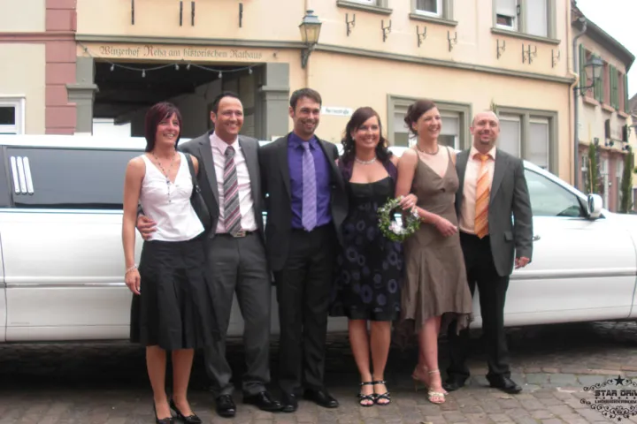 Gäste feiern mit einer STARDRIVE-Limousine (Foto 78)