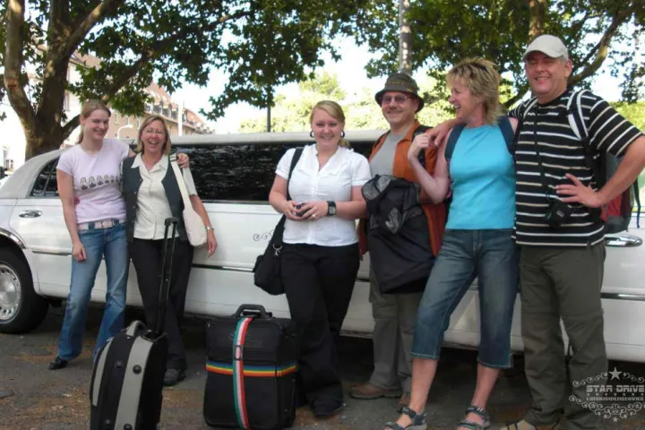 Gäste feiern mit einer STARDRIVE-Limousine (Foto 80)