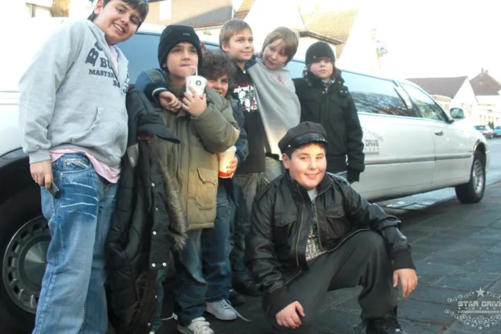 Gäste feiern mit einer STARDRIVE-Limousine (Foto 81)
