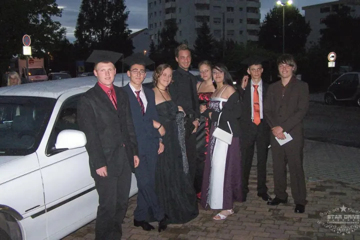 Gäste feiern mit einer STARDRIVE-Limousine (Foto 82)