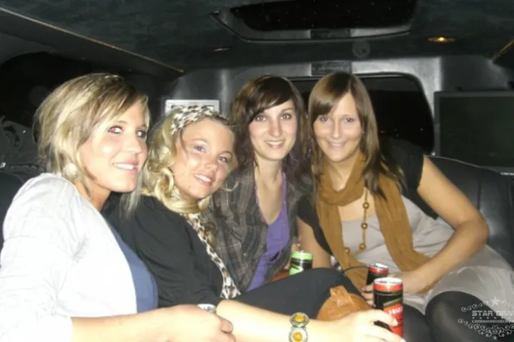 Gäste feiern mit einer STARDRIVE-Limousine (Foto 83)