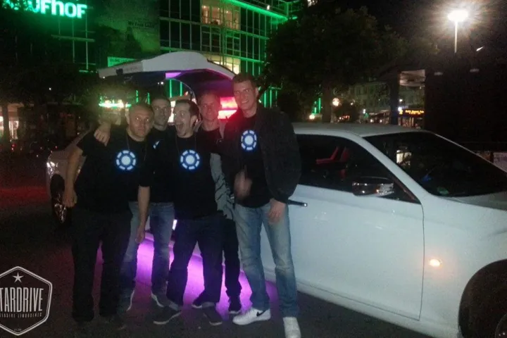Gäste feiern mit einer STARDRIVE-Limousine (Foto 84)