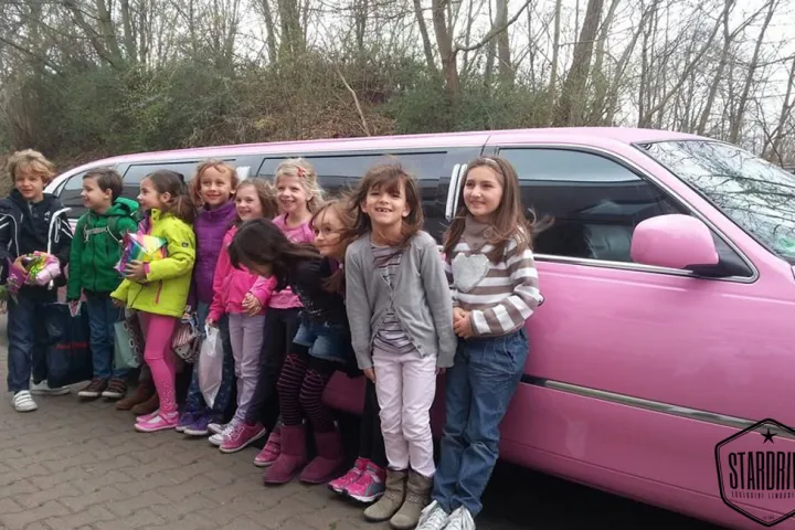 Gäste feiern mit einer STARDRIVE-Limousine (Foto 85)