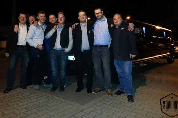 Gäste feiern mit einer STARDRIVE-Limousine (Foto 86)