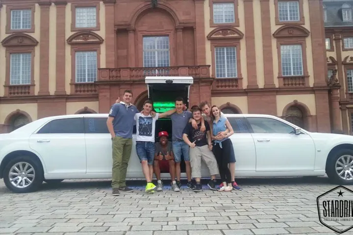 Gäste feiern mit einer STARDRIVE-Limousine (Foto 87)