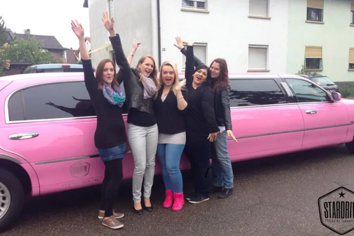 Gäste feiern mit einer STARDRIVE-Limousine (Foto 88)