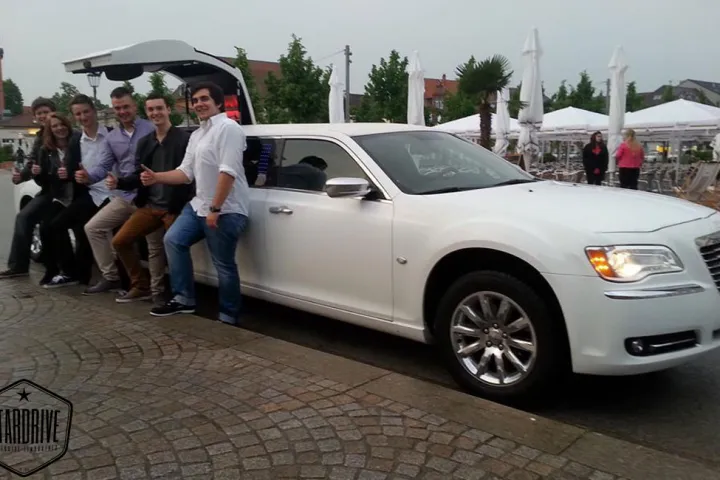Gäste feiern mit einer STARDRIVE-Limousine (Foto 89)