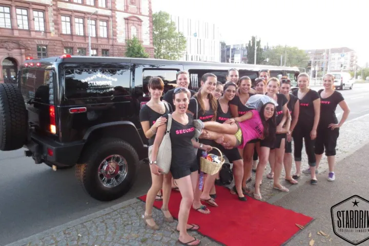 Gäste feiern mit einer STARDRIVE-Limousine (Foto 90)