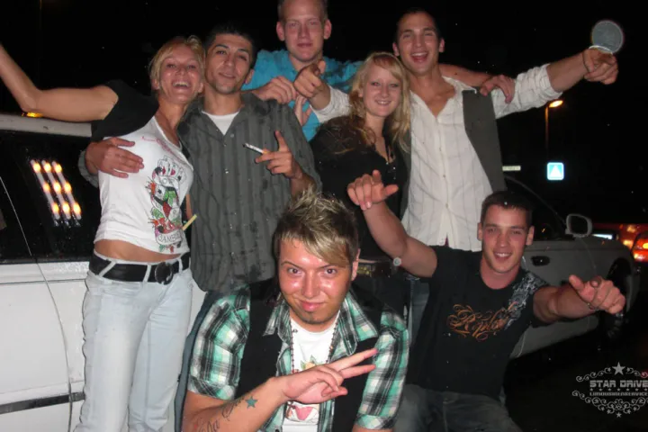 Gäste feiern mit einer STARDRIVE-Limousine (Foto 91)