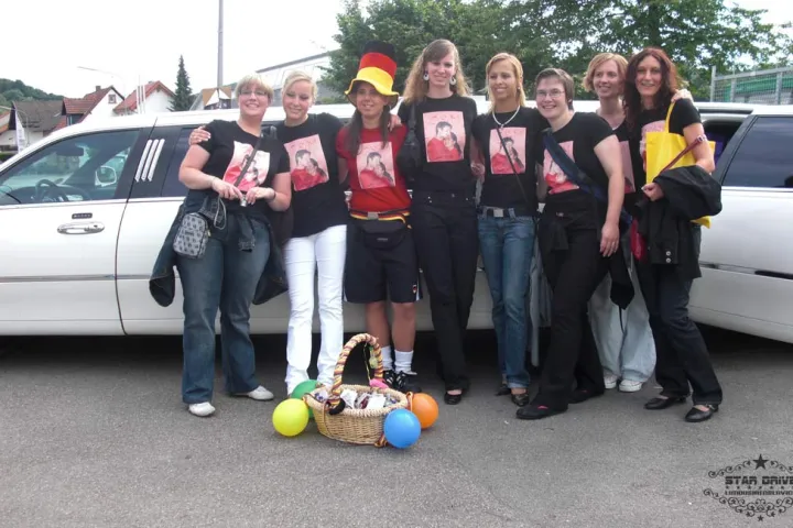 Gäste feiern mit einer STARDRIVE-Limousine (Foto 95)