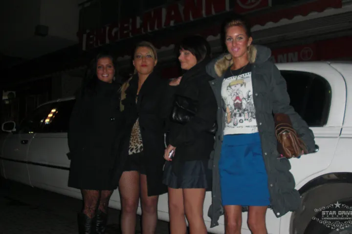 Gäste feiern mit einer STARDRIVE-Limousine (Foto 97)