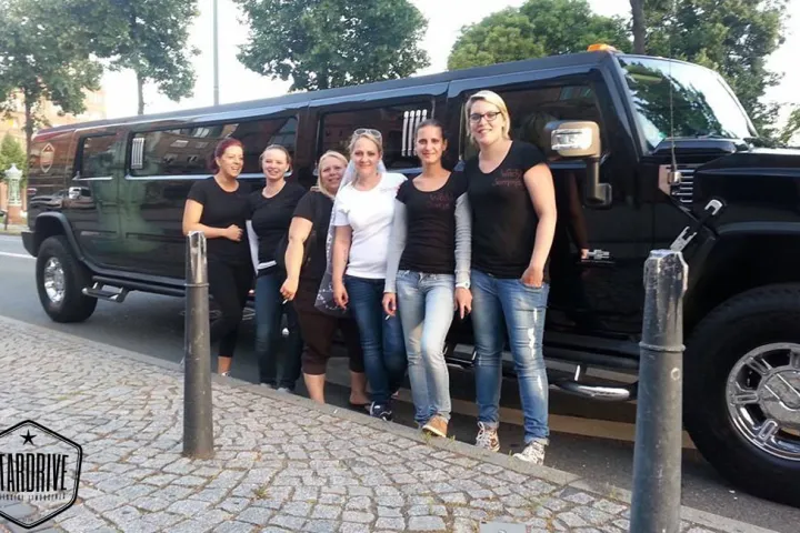 Gäste feiern mit einer STARDRIVE-Limousine (Foto 98)