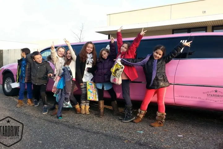 Gäste feiern mit einer STARDRIVE-Limousine (Foto 99)