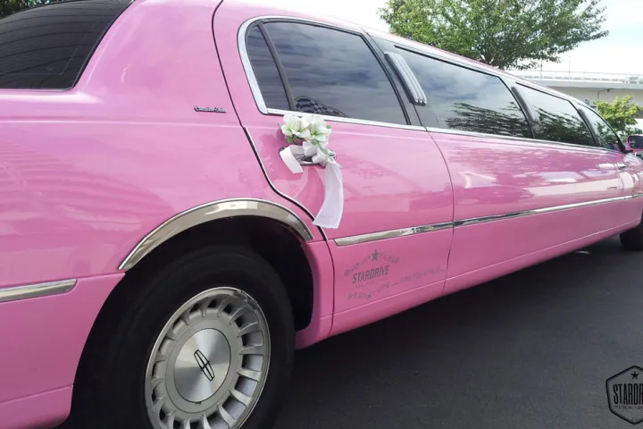 Lincoln Pink mit Blumenschleife am Türgriff