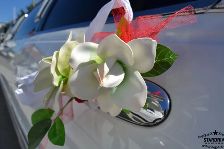 Blumenschmuck am Türgriff der weißen Limousine