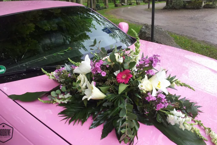 Lincoln Pink mit Blumengesteck auf der Motorhaube