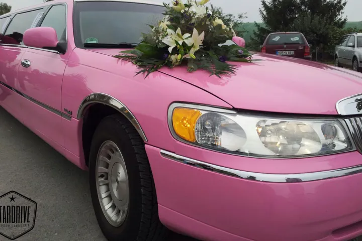 Frontansicht des Lincoln Pink mit Blumengesteck