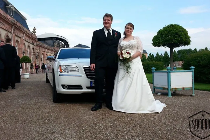 Brautpaar vor dem weißen Chrysler 300C