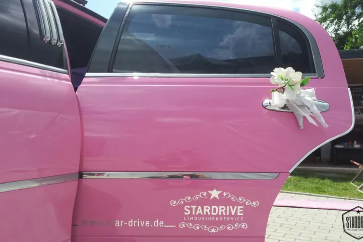 Lincoln Pink mit Blumenschleife an der Tür