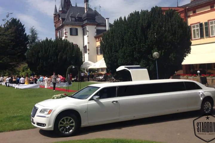 Weißer Chrysler 300C in einem Park