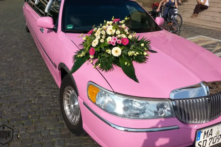 Lincoln Pink mit Blumengesteck in der Seitenansicht