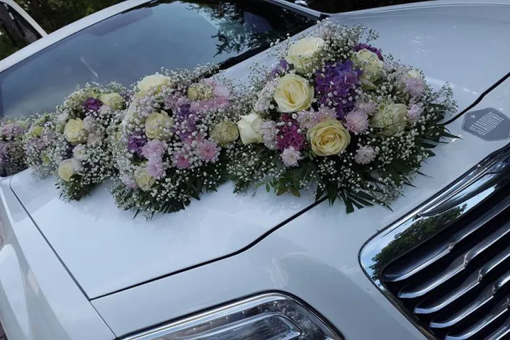 Blumenschmuck in Lila und Weiß auf dem Chrysler 300C