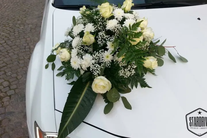 Weißes Blumengesteck auf der Motorhaube