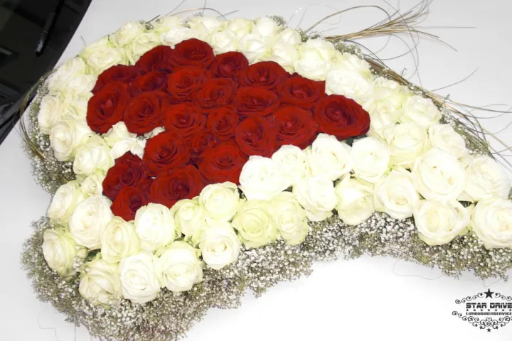 Herz aus roten und weißen Rosen